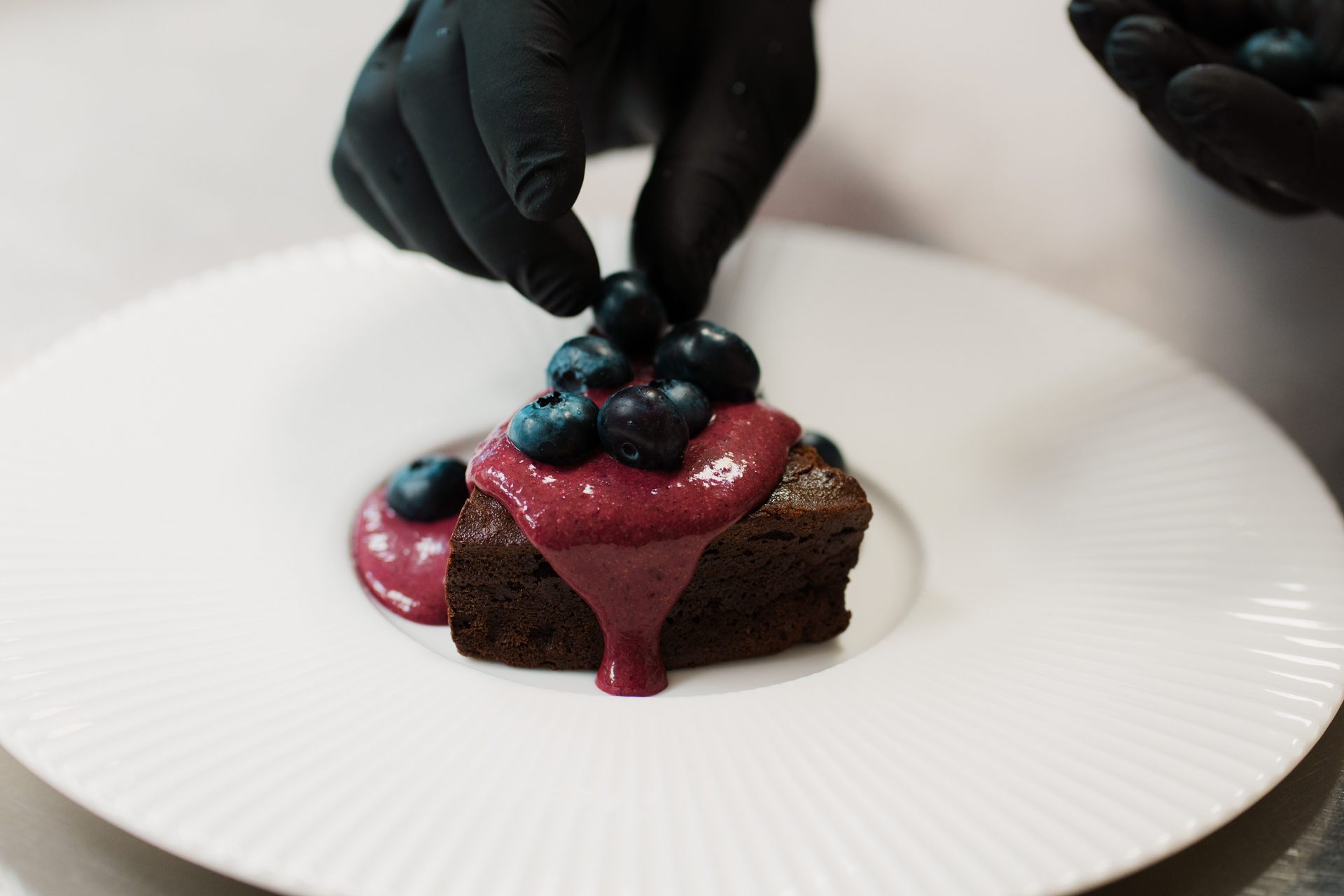 Chocolate cake with berries